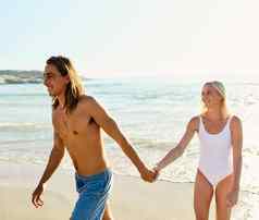 漫步生活拍摄年轻的夫妇享受质量时间海滩