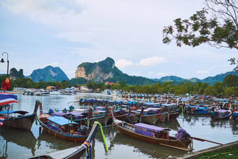 旅行传统的拍摄传统的木船休息海滩泰国