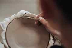 关闭女陶器艺术家工作女人创建模式粘土板艺术工作过程