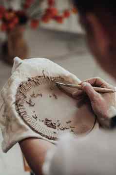关闭女陶器艺术家工作女人创建模式粘土板艺术工作过程