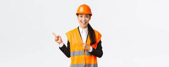 建筑建设工业概念微笑女工程师头盔反光服装显示指出上左角落里会说话的构建项目白色背景