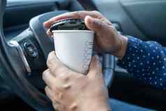 亚洲夫人持有热咖啡杯食物喝车危险的风险事故