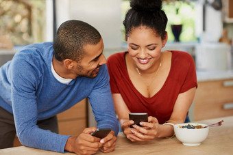 使聪明的技术工作婚姻拍摄快乐年轻的夫妇智能<strong>手机首页</strong>