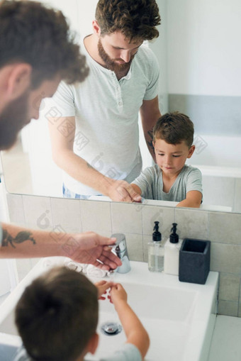 掉细菌洗手裁剪拍摄年轻的英俊的父亲帮助可爱的男孩洗手浴室首页