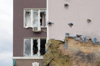 恐怖攻击俄罗斯战争概念俄罗斯入侵乌克兰战争布查摧毁了建筑破坏墙洞拍摄irpin之后壳牌平民打城市布查损害建筑破坏