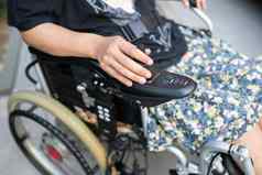 亚洲夫人女人病人电轮椅操纵杆护理医院病房健康的强大的医疗概念