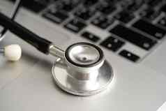 听诊器移动PC电脑键盘医疗健康概念