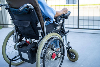 亚洲高级上了年纪的夫人女人病人电轮椅远程控制护理<strong>医</strong>院病房健康的强<strong>大</strong>的<strong>医</strong>疗概念