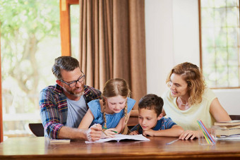 家庭作业裁剪拍摄父母帮助可爱的孩子们家庭作业首页