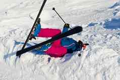 女人下降了滑雪板山雪高风险活动极端的体育运动保险概念