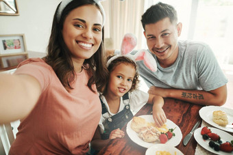 捕捉家庭早餐天拍摄年轻的夫妇采取自拍早餐女儿首页