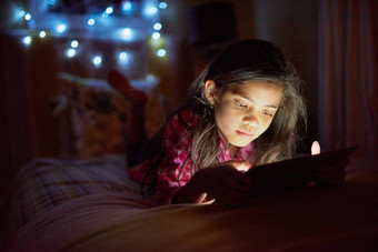 故事拍摄女孩数字平板电脑晚些时候晚上卧室