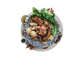 红烧猪肉腿煮熟的蛋豆腐甘蓝陶瓷碗服务大蒜guinea-peppers孤立的白色背景