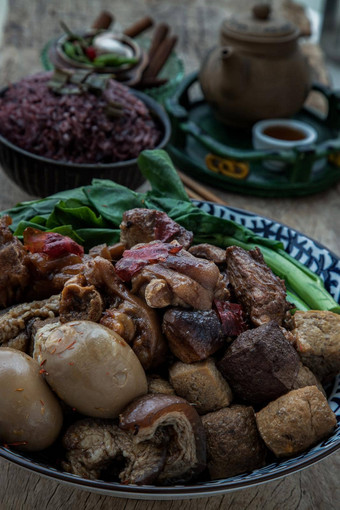 红烧猪肉腿煮熟的鸡蛋豆腐甘蓝陶瓷碗服务riceberry大米中国人茶木表格