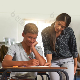 显示拍摄年轻的老师<strong>解释</strong>学生类