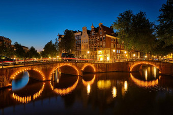 amterdam运河桥中世纪的房子晚上