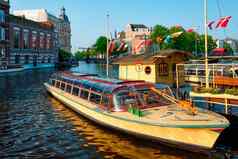 旅游船停泊阿姆斯特丹运河码头日落