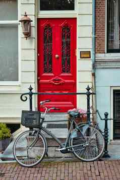自行车通过房子阿姆斯特丹街