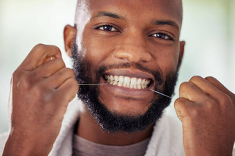 使用牙线清洁<strong>牙齿</strong>部分例程拍摄年轻的男人。用牙线清洁<strong>牙齿牙齿</strong>首页