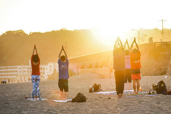日落桑迪海滩瑜伽