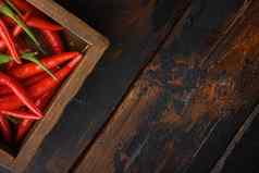 热红色的泰国胡椒木盒子黑暗木表格前视图平躺复制空间文本