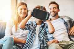年龄虚拟现实拍摄男孩虚拟现实耳机沙发首页父母