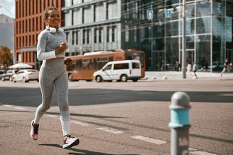 女慢跑者常规的培训在户外阳光明媚的一天流感大流行