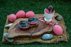 粉红色的世纪鸡蛋pidan鸡蛋保存蛋百年不遇的蛋数千年蛋中国人保存食物产品美味使保存鸭鸡混合物灰盐红色的石灰钠碳酸盐岩茶叶子锌氧化