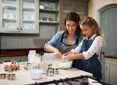 烘焙有趣的拍摄女人女儿烘焙厨房