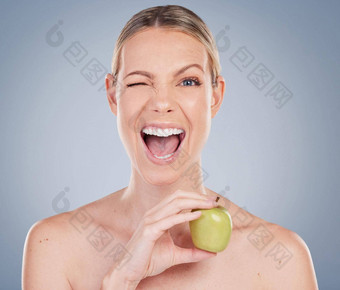 howd苹果工作室肖像有吸引力的年轻的女人摆姿势苹果灰色背景