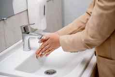 女人洗手运行利用水公共厕所。。。