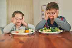 结婚饥饿罢工裁剪拍摄脾气暴躁的孩子们拒绝吃蔬菜