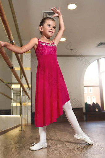 迷人的女孩梦想芭蕾舞女演员女孩粉红色的衣服跳舞持有酒吧婴儿女孩研究芭蕾舞