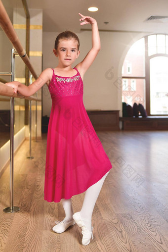 <strong>迷人</strong>的女孩梦想芭蕾舞女演员女孩粉红色的衣服跳舞持有<strong>酒吧</strong>婴儿女孩研究芭蕾舞