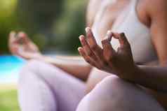 瑜伽教呼吸深深有意识地放松裁剪拍摄怀孕了女人冥想坐着