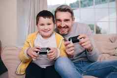 痛失败者拍摄父亲儿子玩视频游戏成键沙发上首页
