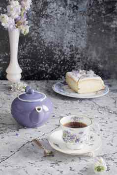 生活黑色的茶奶酪蛋糕春天花束精致的淡紫色花