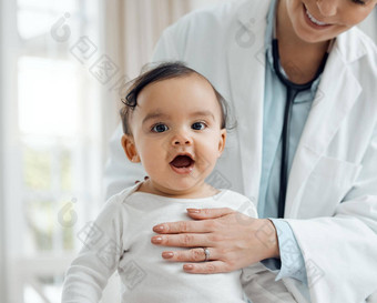 常规的检查至关重要的确保婴儿保持健康的拍摄儿科医生检查婴儿诊所