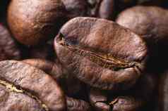 关闭极端的宏集团烤棕色（的）黑色的咖啡豆子背景浅深度场迷人的咖啡香气