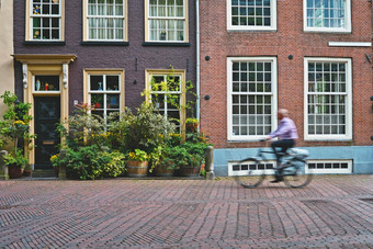 自行车骑手骑自行车的人男人。自行车受欢迎的意味着transoirt荷兰街代尔夫特荷兰