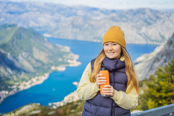 女人旅游<strong>享</strong>受视图肮脏的黑山共和国湾肮脏的海湾肮脏的博<strong>卡</strong>科托尔斯<strong>卡</strong>围墙城市旅行黑山共和国概念防御工事肮脏的联合国教科文组织世界遗产列表