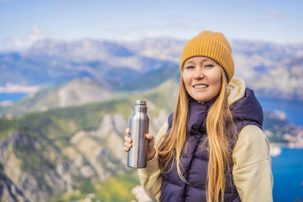 女人旅游<strong>享</strong>受视图肮脏的黑山共和国湾肮脏的海湾肮脏的博<strong>卡</strong>科托尔斯<strong>卡</strong>围墙城市旅行黑山共和国概念防御工事肮脏的联合国教科文组织世界遗产列表