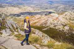 女人旅行者山景观国家公园lovcen黑山共和国旅行黑山共和国概念