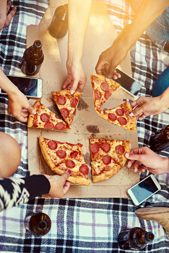 好食物伟大的朋友光荣的次裁剪拍摄集团朋友吃披萨野餐