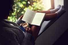 逃离叙述拍摄无法辨认的年轻的女人阅读书享受杯咖啡首页