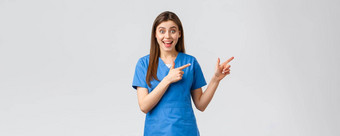 医疗保健工人防止病毒保险医学概念兴奋快乐女护士医生蓝色的实习医生风云指出手指逗乐通知促销好新闻
