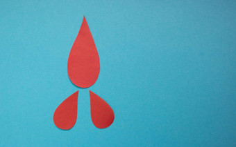 概念世界血捐赠<strong>血友病</strong>一天红色的纸滴血蓝色的背景