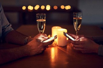 让订婚了裁剪拍摄认不出来夫妇发短信移动手机蜡烛基斯晚餐晚上