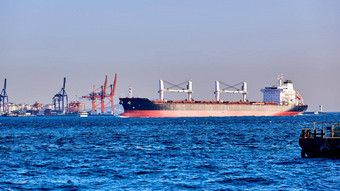 <strong>蓝色</strong>的油<strong>轮船</strong>通过横跨博斯普鲁斯海峡海峡