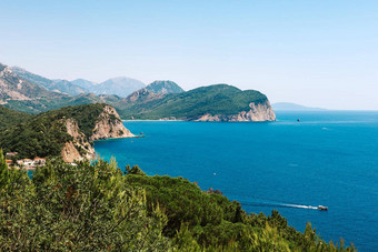 风景如画的视图岩石阳光明媚的一天海布德瓦里维埃拉黑山共和国空中视图斯韦蒂尼古拉布德瓦岛黑山共和国夏威夷海滩雨伞游泳者水晶清晰的水域锯齿状的沿海地区纯粹的悬崖俯瞰透明的海野生自然岩石海岸岛尼古拉布德瓦黑